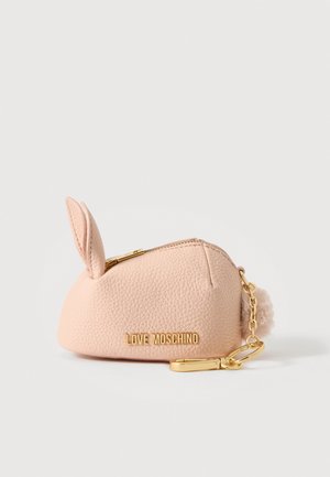 Petit porte-monnaie rose texturé en forme de lapin avec des oreilles, fermeture éclair dorée, chaîne et logo "LOVE MOSCHINO" sur le côté.