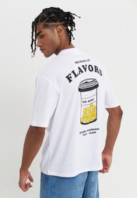 YOURTURN UNISEX - Potiskana majica - white