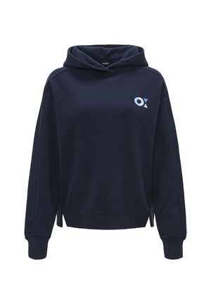 Dunkelblaues Kapuzen-Sweatshirt aus weichem Stoff, mit einem kleinen hellblauen Logo auf der linken Seite und Schlitzen an dem Saum.
