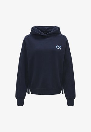 Dunkelblaues Kapuzen-Sweatshirt aus weichem Stoff, mit einem kleinen hellblauen Logo auf der linken Seite und Schlitzen an dem Saum.