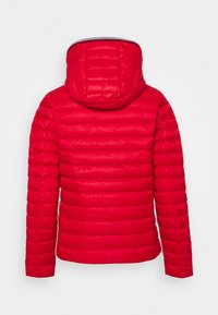 Veste matelassée rouge avec capuche, présentant un design matelassé, des coutures symétriques et une texture lisse. Vue de dos montrant la longueur totale et les manches.