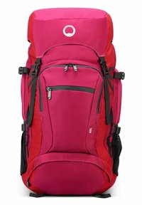 Zaino fucsia e rosso con spallacci regolabili, molteplici tasche con zip e un tessuto testurizzato. Capacità indicata di 40L.