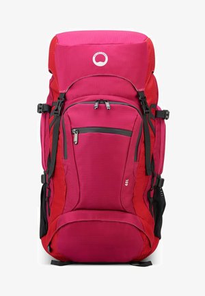 Zaino fucsia e rosso con spallacci regolabili, molteplici tasche con zip e un tessuto testurizzato. Capacità indicata di 40L.