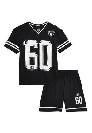 Zestaw sportowy Black Raiders z koszulką z dekoltem w serek z napisem '60 EST' i logo, pasujące szorty z logo i paskami na rękawach oraz nogawkach.