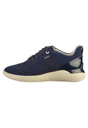 Baskets en maille bleue et en daim avec une semelle en caoutchouc crème, des accents texturés et des lacets. Présente un design respirant et un détail de logo sur le côté.