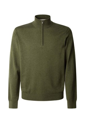 Suéter de color verde oliva con cuello alto, cierre de media cremallera, mangas largas y puños y dobladillo acanalados; fabricado en material de punto suave.