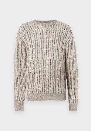 Beige tekstuuriga kampsun, millel on vertikaalne soonikmustrit, ümmargune kaelus ja pikad varrukad. Pehme materjal, mis on veidi lõdva istuvusega.