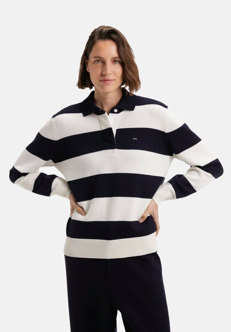 Pull en maille rayé blanc et marine avec un col et trois boutons, doté de poignets et d'un ourlet côtelés. Matière douce, coupe décontractée.