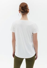 OXXO SOFT TOUCH V-NECK  - Jednoduché tričko - ice milk