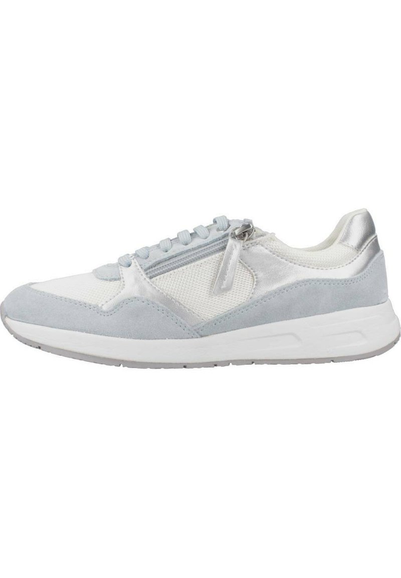 Baskets de sport gris clair avec un mélange de matériaux en suède et en mesh. Le design comprend un accent argenté et une fermeture éclair près des lacets.