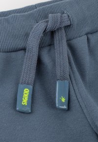 Marineblau Baumwoll-Sweatpants mit einem strukturierten elastischen Bund und zwei gewebten Kordeln mit Kunststoffspitzen, die mit "SIGIKID" beschriftet sind.