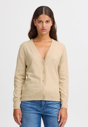 Beige cardigan van zacht materiaal; heeft een diepe V-hals, lange mouwen en zes gouden knopen aan de voorkant. Gewerkt breiwerk afwerking.