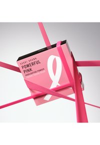 Bobbi Brown Powerful Pink highlighterpulver i en box med ett vitt medvetenhetsband, inslaget i rosa band på en ljus bakgrund.