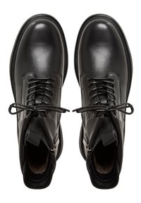 Bottines en cuir noir avec une finition brillante, dotées d'un système de laçage, d'un détail zippé sur le côté et de semelles texturées.