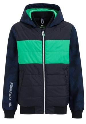 Chaqueta acolchada con capucha, con un diseño de bloques de color azul marino y verde. Cuenta con cierre de cremallera y puños y dobladillo acanalados. Texto en la manga.
