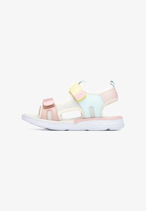 Sandalia ligera con diseño abierto; suela blanca, acentos en azul pastel, rosa y amarillo; tiras de velcro; parte superior de malla transpirable.