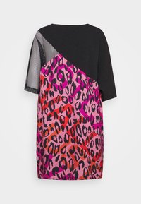 Robe à manches courtes avec haut noir, manche gauche en résille, et motif léopard vibrant rose et rouge sur le bas du dos.