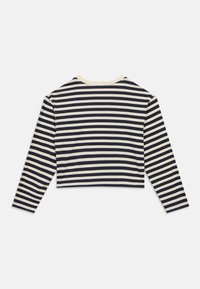 Ilgomis rankovėmis trumpintas palaidinė su tamsiai mėlynomis ir kreminėmis horizontaliomis juostelėmis. Minkšta medvilninė medžiaga ir apvali įkirptė. Be matomų logotipų ar papuošimų.