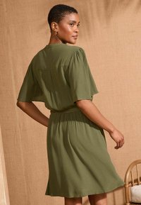 Love & Roses REGULAR FIT - SEQUIN BELTED SHORT SLEEVE - Dnevna haljina - khaki green