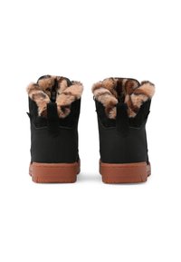 Botas de tobillo de ante negro con suela de goma en color camel, con un forro de piel sintética en marrón claro. Tirador trasero para facilitar su puesta.
