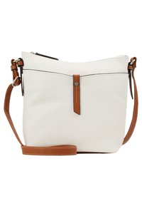Baltas ādas crossbody soma ar brūnu siksnu, kas izceļas ar gludu tekstūru un priekšējo akcentu siksnu ar metāla detaļu.