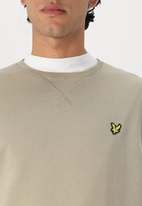 Lyle & Scott CREW NECK - Melegítőfelső - sage