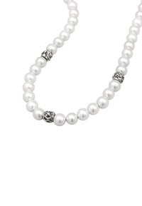 Collana di perle bianche composta da perle rotonde, intervallate da eleganti accenti in tono argento, con una superficie liscia e un design classico.