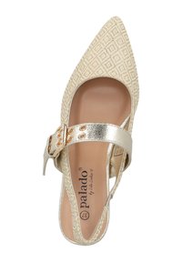 Zapato slingback de punta cuadrada en beige con parte superior tejida texturizada. Presenta un detalle de hebilla metálica dorada y un tacón plano. Logo visible en el interior.