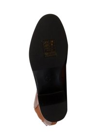 Sole di una scarpa in pelle marrone che mostra una suola nera testurizzata con piccoli simboli stampati e indicazioni di taglia al centro inferiore.