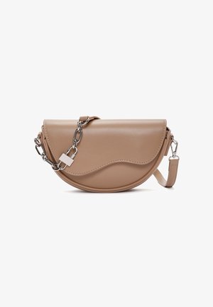 Sacoche en cuir tan avec un design courbé, matériel en chaîne et un accent en forme de vague unique sur le devant. Bandoulière ajustable incluse.