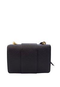 Borsa nera con superficie texturizzata, forma rettangolare, tre strisce verticali prominenti e accenti in oro. Include una tracolla rimovibile.