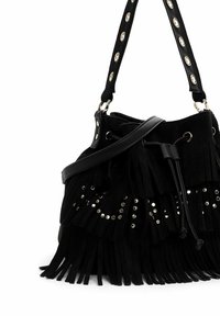 Sac seau en daim noir avec franges superposées, clous argentés en motifs incurvés et bandoulière œilletée avec fermeture à cordon en cuir.