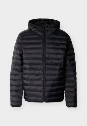 Fekete, vízszintesen steppelt bélelt dzseki, kapucnival, állítható húzózsinórokkal, teljes hosszúságú elülső cipzárral és kis mellkasi logófolttal.