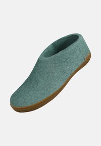 Filtsko i teal med rund tå, öppen häl och en texturerad brun gummisula. Slät yta med minimalistisk design.