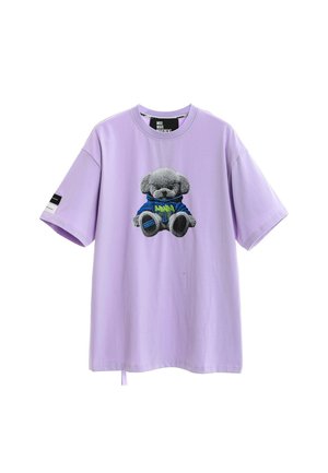 Camiseta de manga corta lila con cuello redondo y un gráfico de un oso de peluche gris con sudadera azul con capucha en la parte delantera.