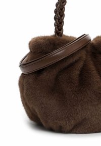 Bruine nepbont tas met een geplooid ontwerp. Heeft een gladde, gevlochten handgreep en een platte leren strap rond de bovenopening.
