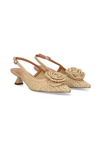 Zapatos slingback beige con puntera puntiaguda, textura tejida y una rosa de punto decorativa en la parte delantera; tacón bajo en bloque.