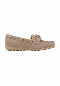 Mocassin en daim beige à surface lisse, bout arrondi, détails de lacets, et semelle en caoutchouc basse avec rainures de traction horizontales.