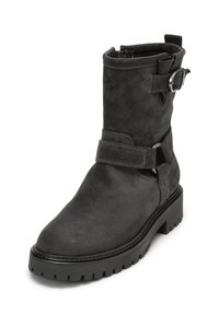 Stivaletto in suede nero con punta rotonda, caratterizzato da un dettaglio a fibbia e una suola in gomma robusta e testurizzata con un leggero tacco.