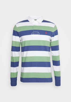 Langärmeliges Rugbyshirt mit weißem Kragen und breiten horizontalen Streifen in Grün, Blau und Weiß, mit kleinem, rot gesticktem Logo auf der Brust.