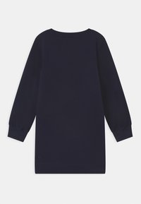 Granatowa bluza z długim rękawem, z prążkowymi mankietami i okrągłym dekoltem, pokazana z tyłu na białym tle.