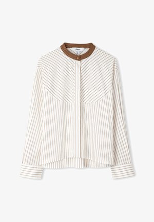 Blouse blanche à manches longues avec fines rayures verticales marron, col arrondi marron avec un bouton unique, et boutons cachés à l'avant.