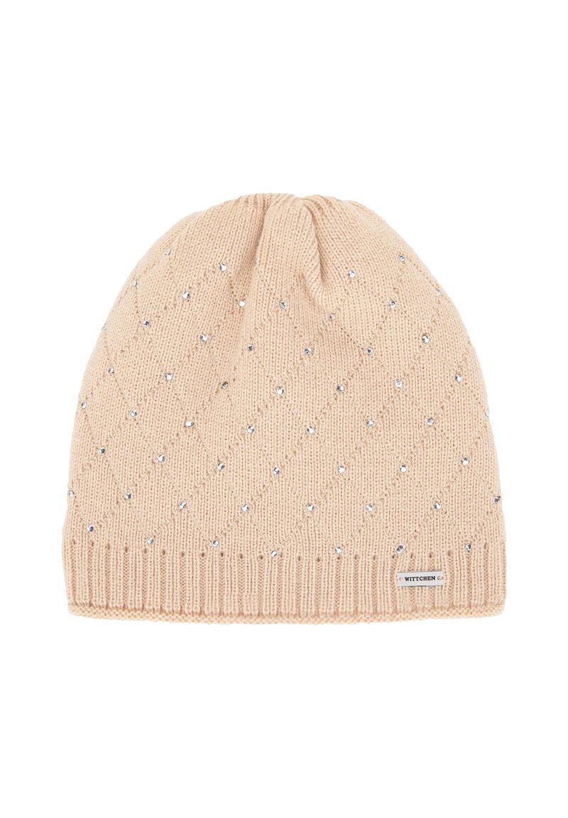 Beige gebreide muts met een diamantpatroon, versierd met kleine zilveren strassteentjes en een merklabel aan de onderkant.