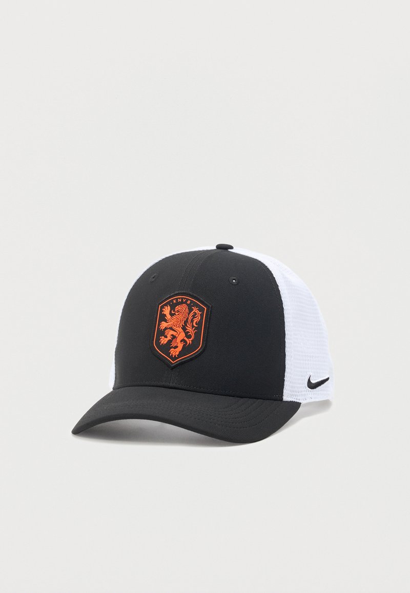 Μαύρο και άσπρο δίχτυ καπέλο Nike με πορτοκαλί έμβλημα λιονταριού και κείμενο "KNVB" στο μπροστινό μέρος.