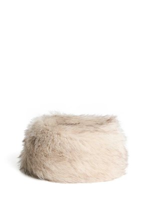 Cappello tondo in finta pelliccia beige con texture soffice e striature marroni chiare, esposto su uno sfondo bianco.