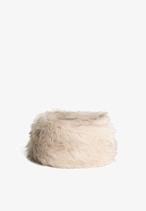 Ronde beige faux fur muts met een pluizige textuur en lichtbruine strepen, weergegeven op een witte achtergrond.