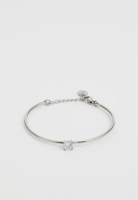 Silberne Metallarmband mit einem klaren, quadratischen Edelstein in der Mitte, versehen mit einer zarten Kette und einem Verschluss zur Anpassung.