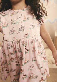 Rosa Kurzarmkleid mit floralem und Hasenmotiv, aus leichtem Stoff gefertigt, mit einem gerafften Rock und einer Knopfleiste vorne.