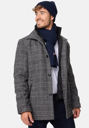 Abrigo de cuadros gris con botones negros, bufanda de punto acanalado navy y gorro a juego, con un collar clásico y forro interior.