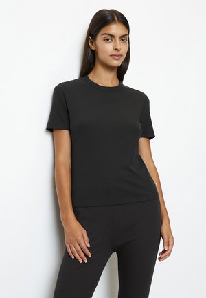 T-shirt nera a coste con maniche corte, scollatura rotonda e vestibilità slim, abbinata a pantaloni neri coordinati. Tessuto dalla texture liscia.